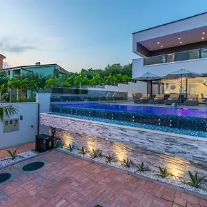  Vila Luxury Lorena With Heated Pool, Jacuzzi,sauna And Seaview